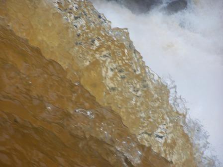 Eaux troubles dues à la déforestation, Chutes d'Iguazù